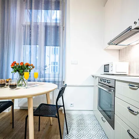 Spacious With 3 Meter Ceilings, Powisle, The Old Town شقة