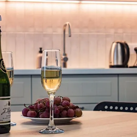 Spacious With 3 Meter Ceilings, Powisle, The Old Town *