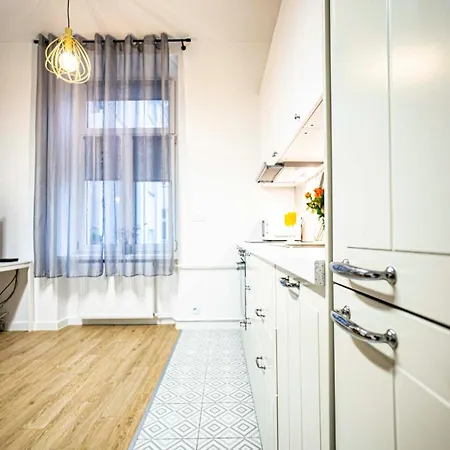 Apartment Spacious With 3 Meter Ceilings, Powisle, The Old Town Warschau